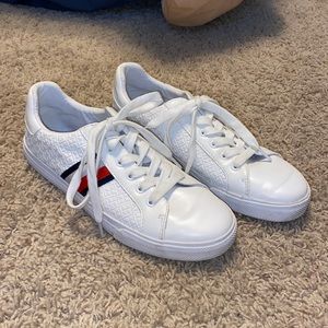 TOMMY HILFIGER SIZE 8.5 WHITE SHOES